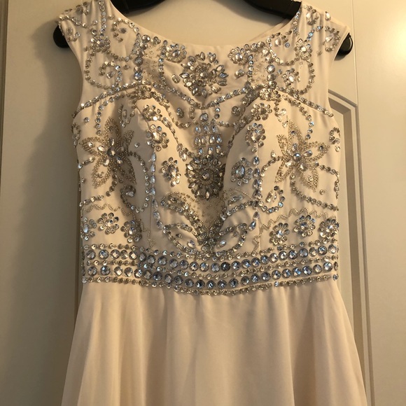 Beautiful gown - Picture 2 of 5